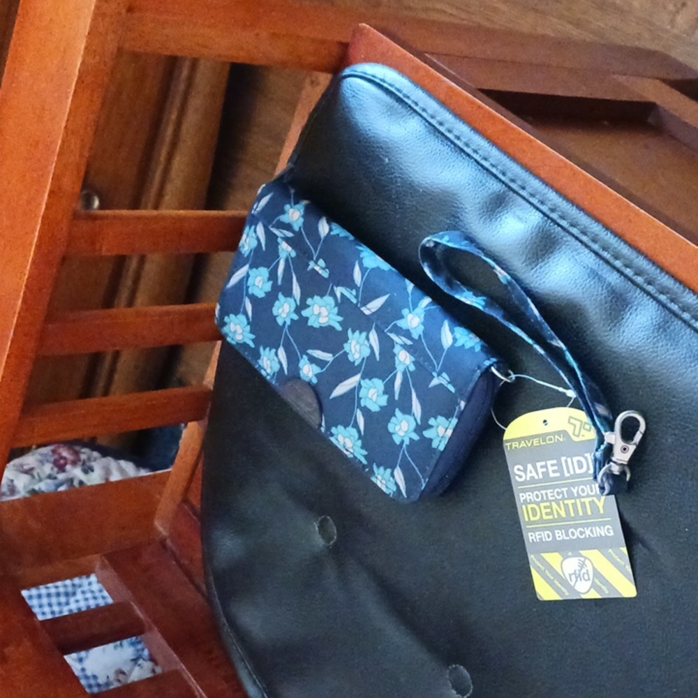 Wallet/Wristlet - Picture 2 of 4